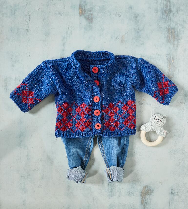 Blaue Baby-Jacke aus Punktino mit roten Knöpfen und blühendem Muster.