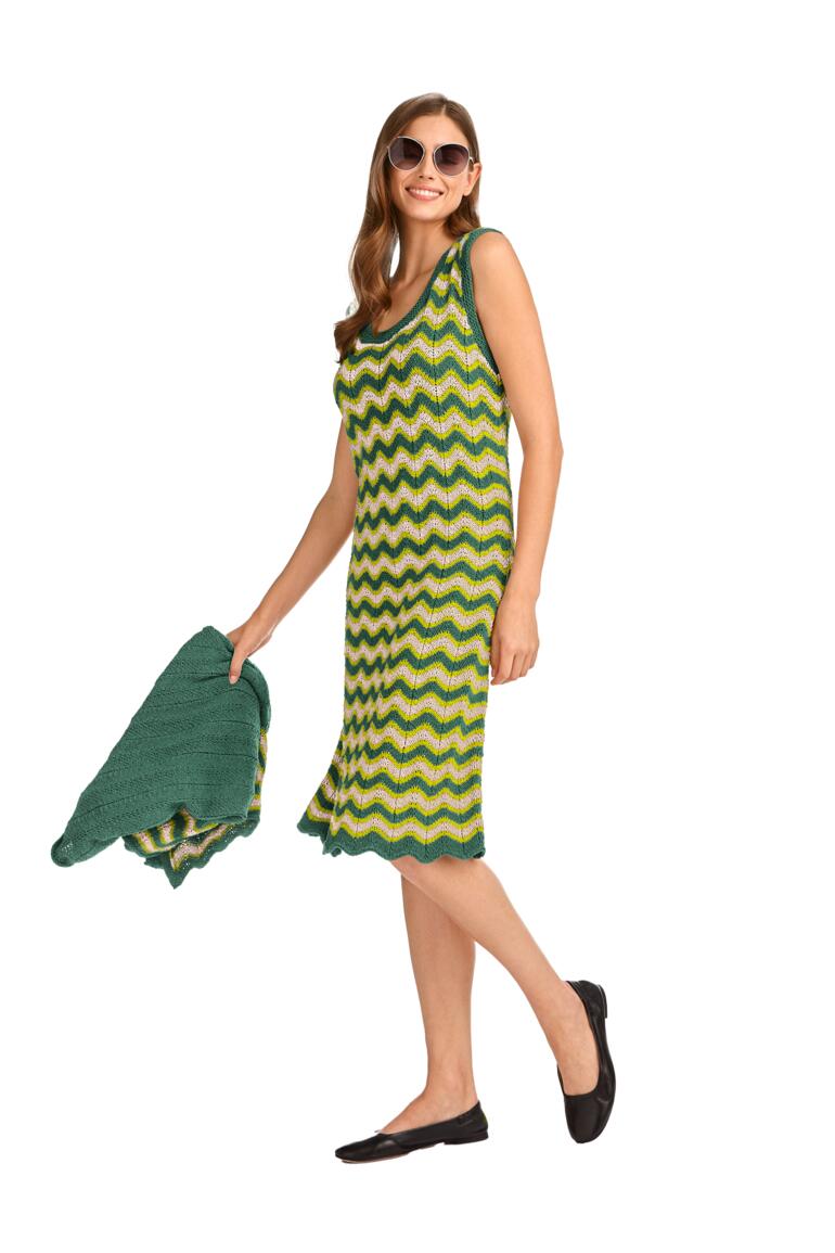 Kleid aus Ribolli in grün-gelbem Zickzack-Muster, kombiniert mit Tasche.