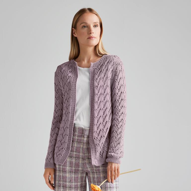 Lila Jacke aus Brillianto mit zarten Mustern und offener Front.