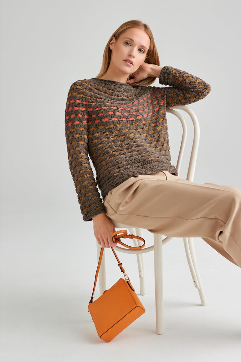 Rundpassen-Pullover aus Cotonia II in erdigen Farben mit besonderem Muster.