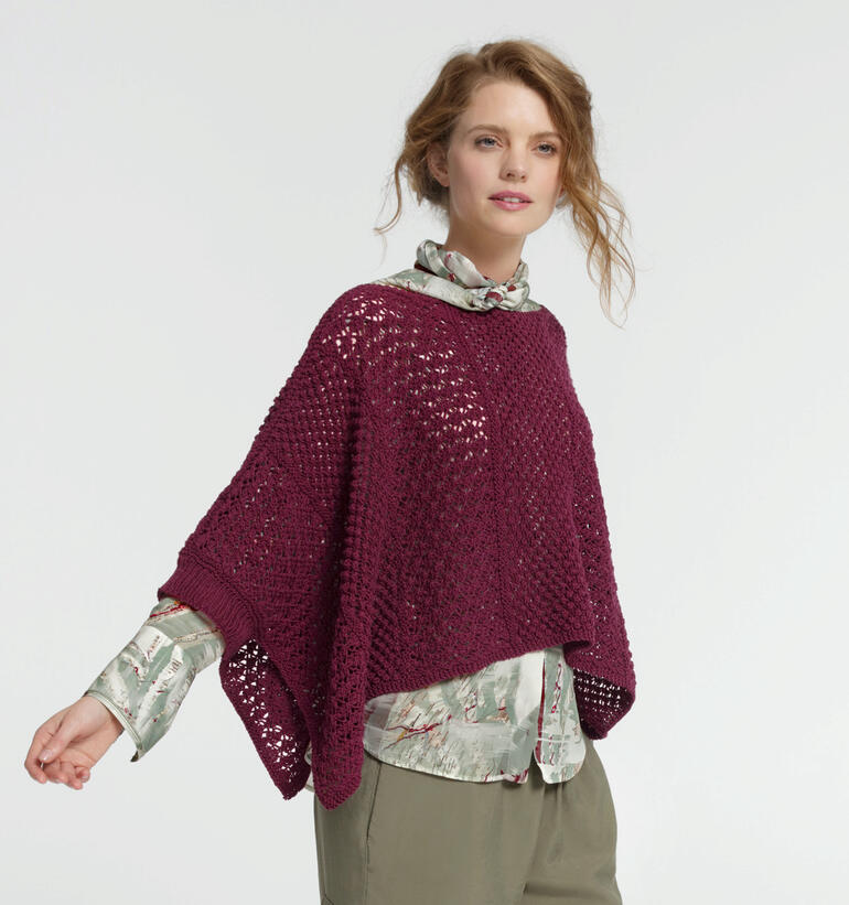 Burgunderfarbener Poncho-Pullover aus Cotonia II mit lockerer Passform.