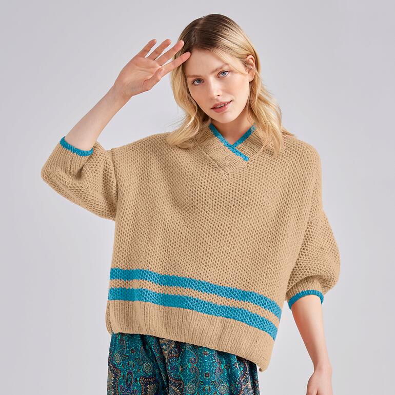 Beige Pullover aus Charme® mit türkisen Streifen und kurzem Arm.