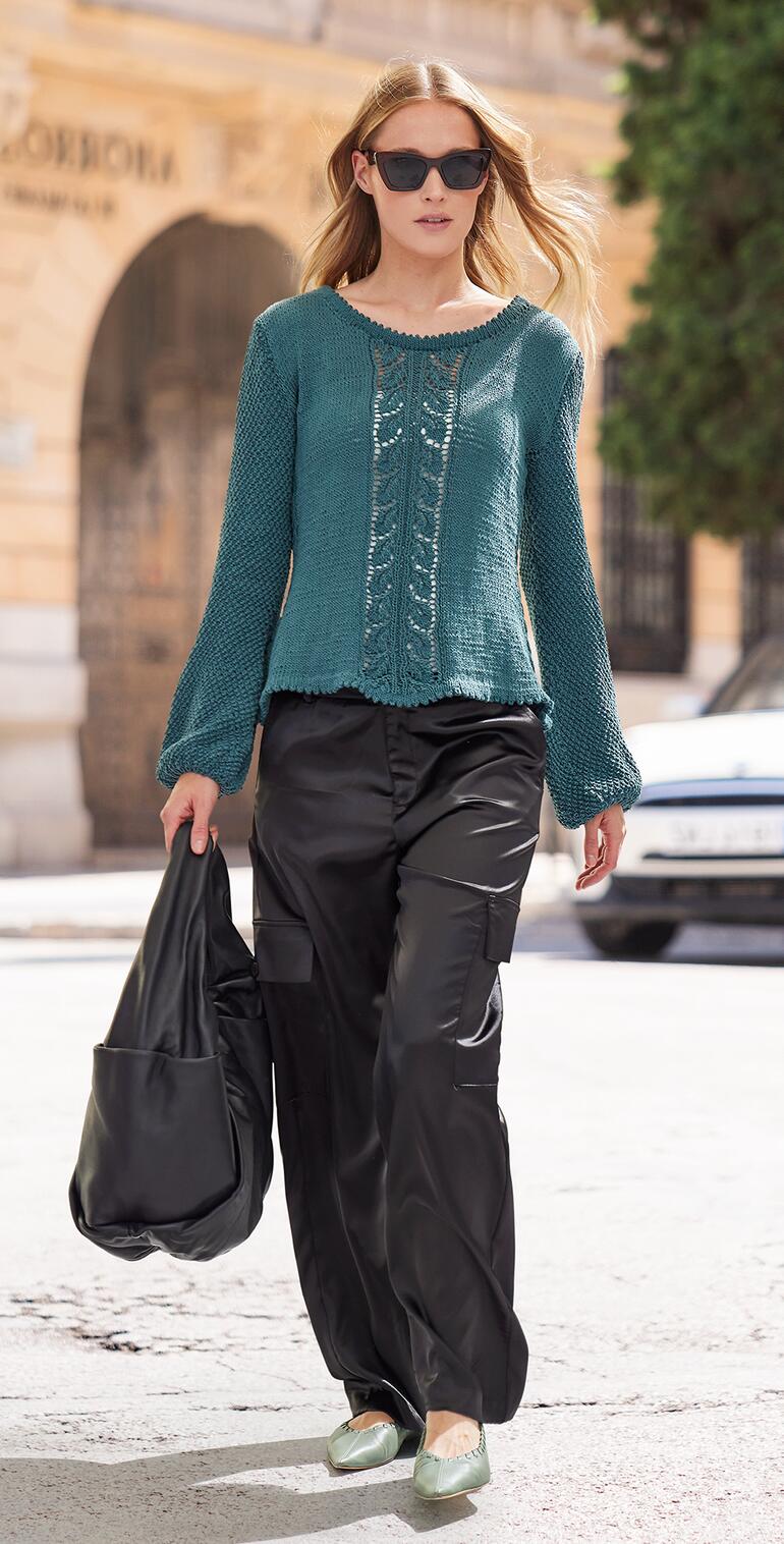 Blauer Pullover aus Cotonia II mit Zopfmuster und schmaler Silhouette.