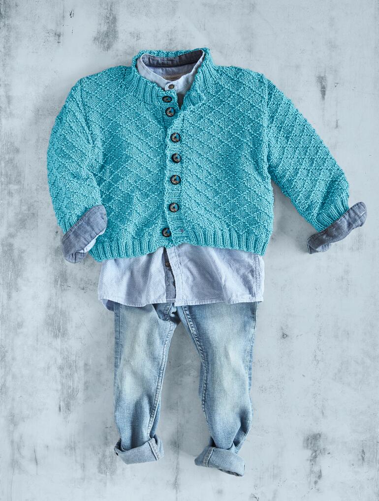 Minimale Darstellung einer blauen Jacke mit Hemd und Jeans für Kinder.