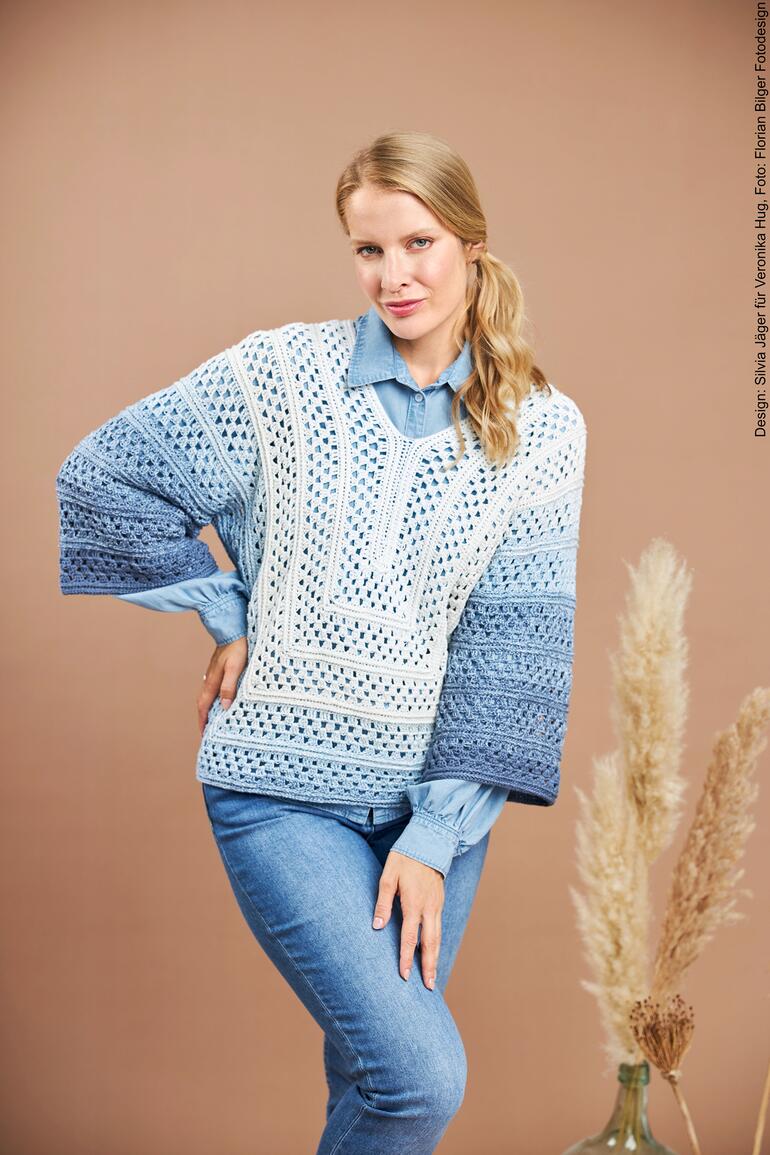 Häkel-Tunika aus Bobbel Cotton in Blau- und Beigetönen, lässig getragen.