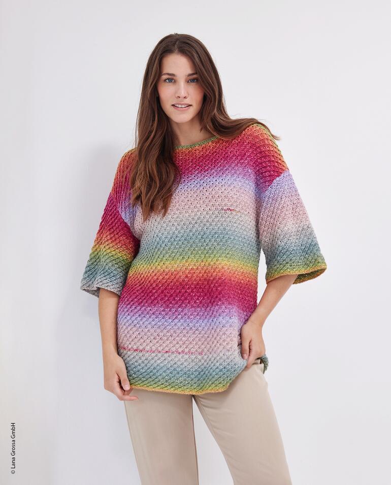 Shirt aus Cotonella in bunten Farben, getragen von einer Frau vor hellem Hintergrund.