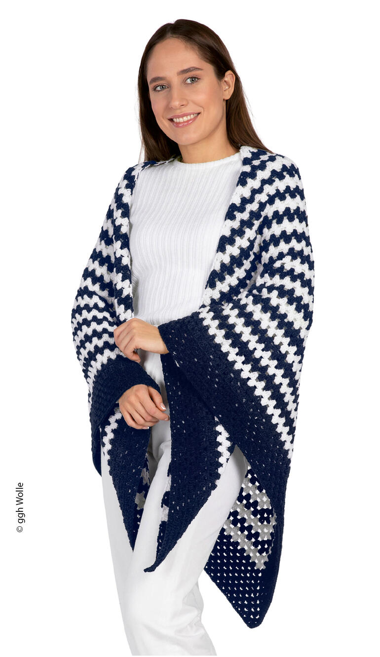 Häkeltuch in blau-weißen Streifen, getragen von einer lächelnden Frau.