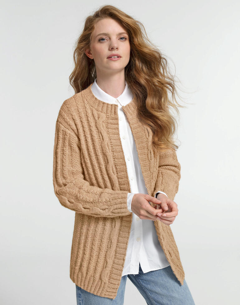 Jacke aus Fenella in Beige mit strukturiertem Muster, getragen von einer Frau.