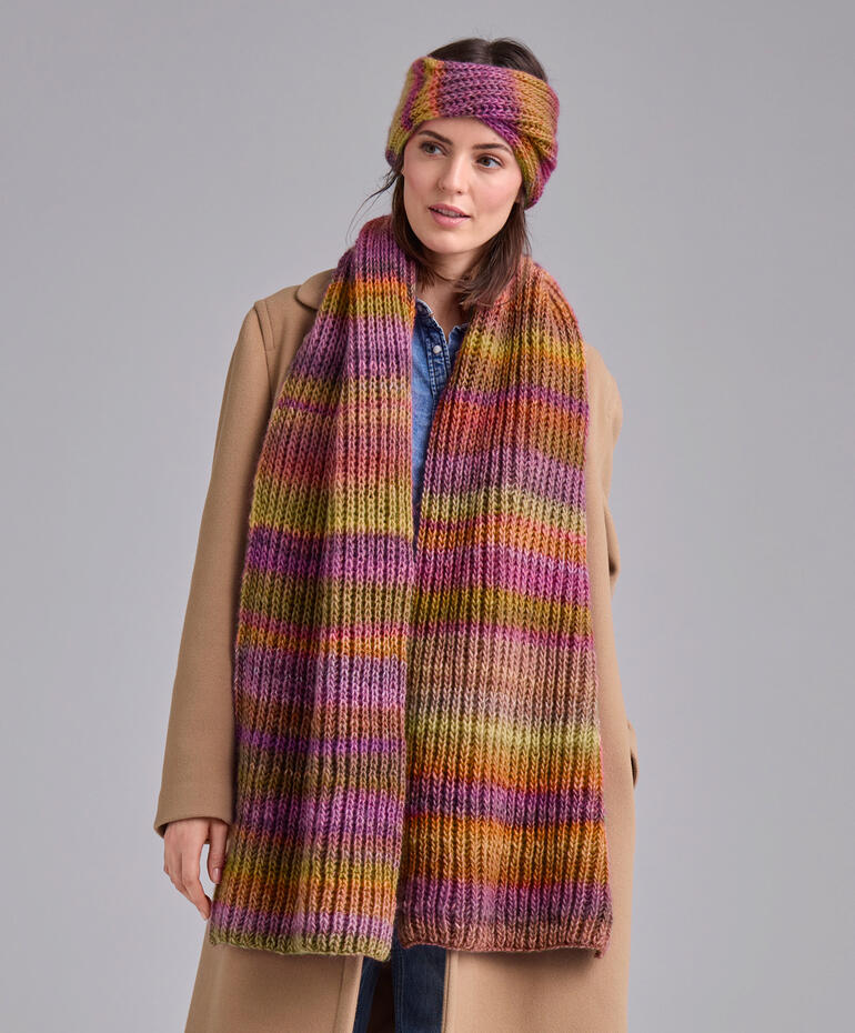 Schal und Stirnband aus Scala in bunten Streifen, getragen von einer Frau.
