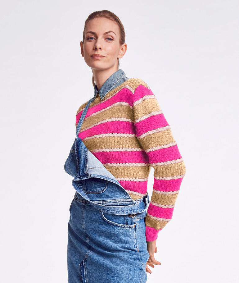Pullover aus Fenella in gestreiftem Design, getragen von einer Frau in Jeans.