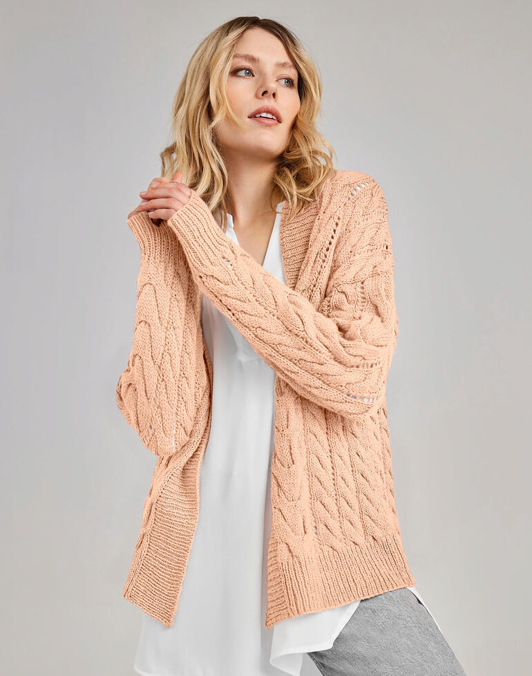 Jacke aus Inja in Hellorange, getragen von einer Frau mit langen Haaren.