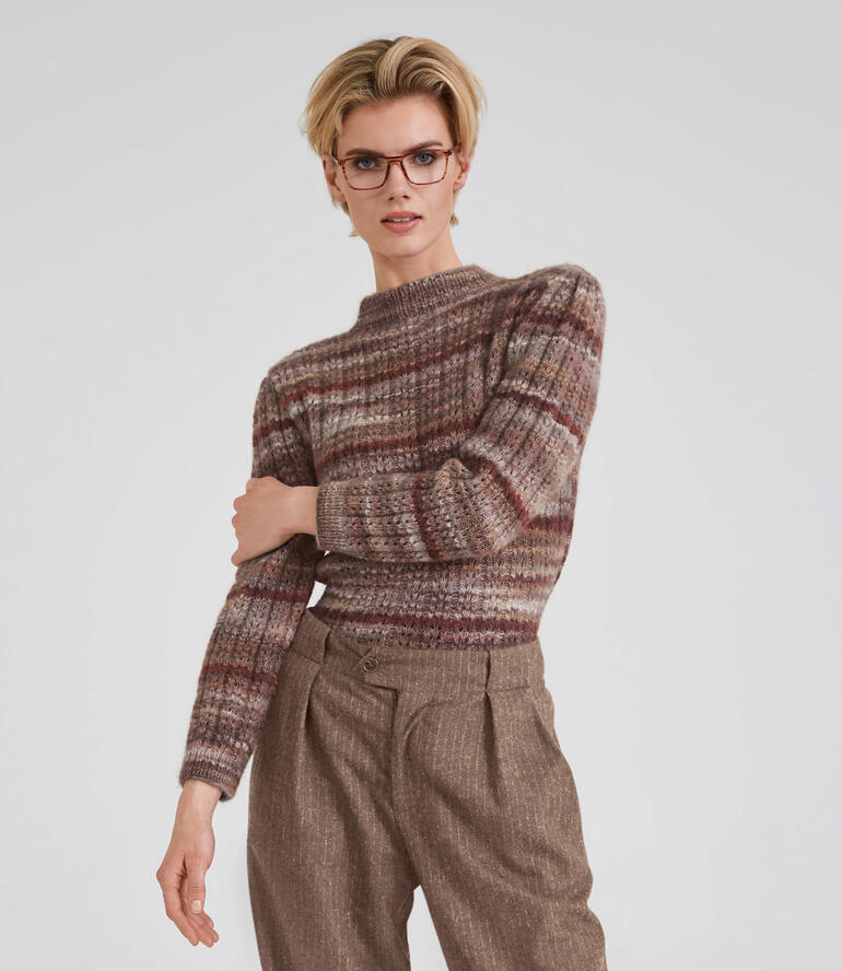 Pullover aus Flou in Brauntönen mit Streifen, getragen von einer Frau.