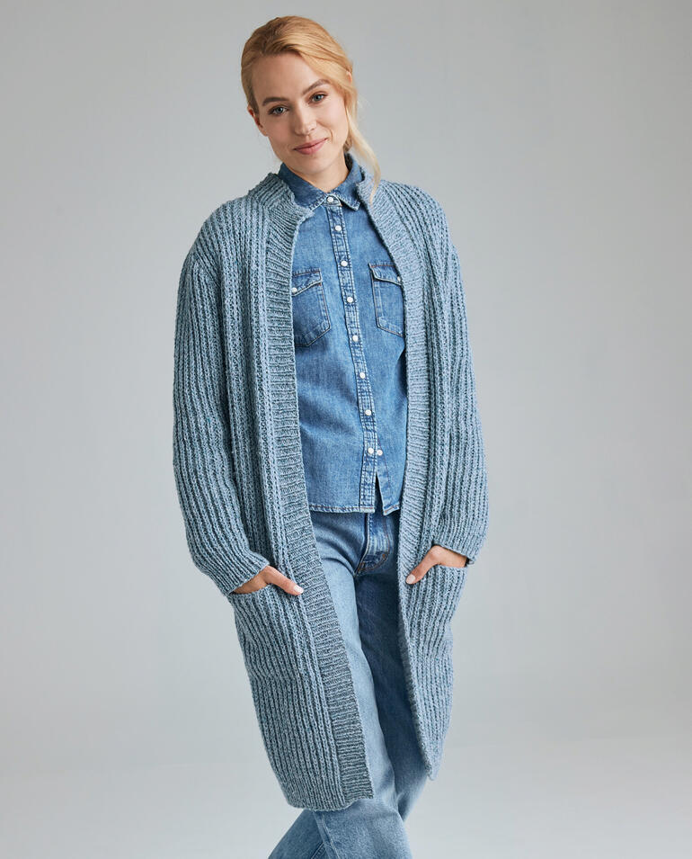 Blauer Strickmantel aus dicker Wolle mit seitlichen Taschen.