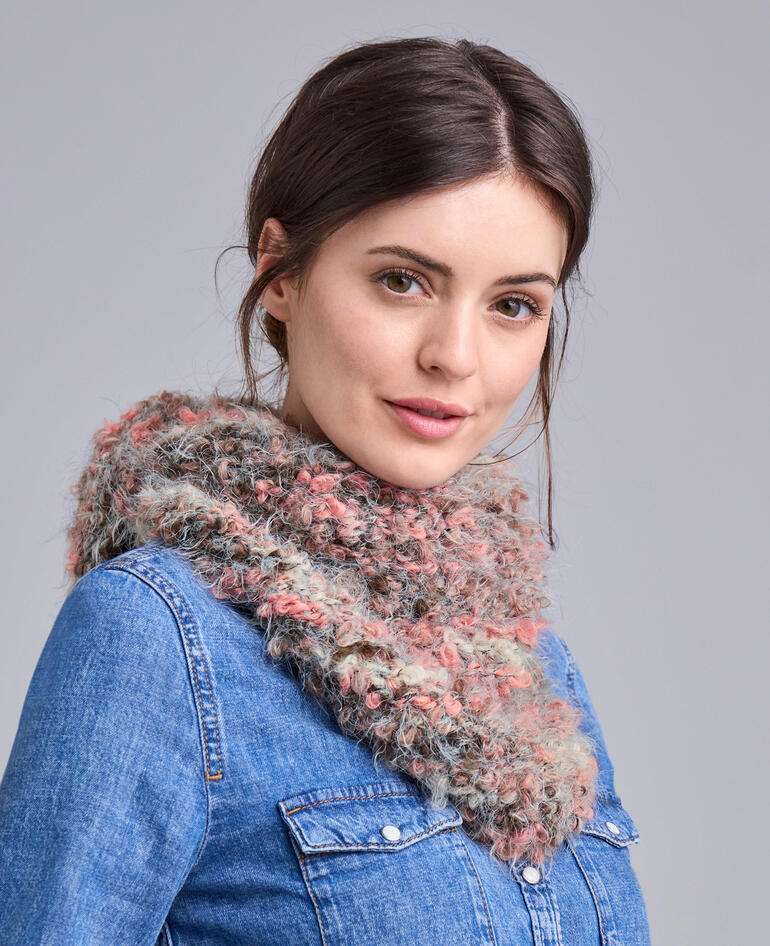 Bunten, auffälligen Schal mit fröhlichem Muster über den Schultern.