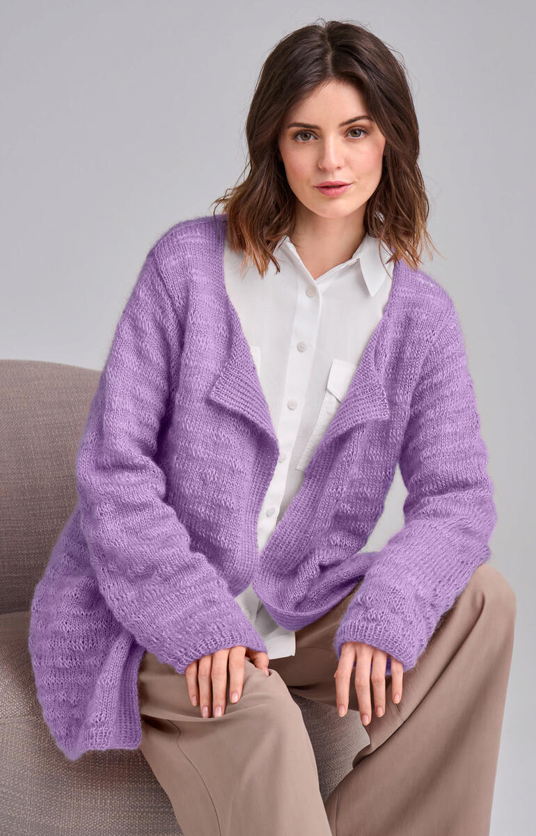 Lila Strickjacke mit offener Front und weitem Schnitt.