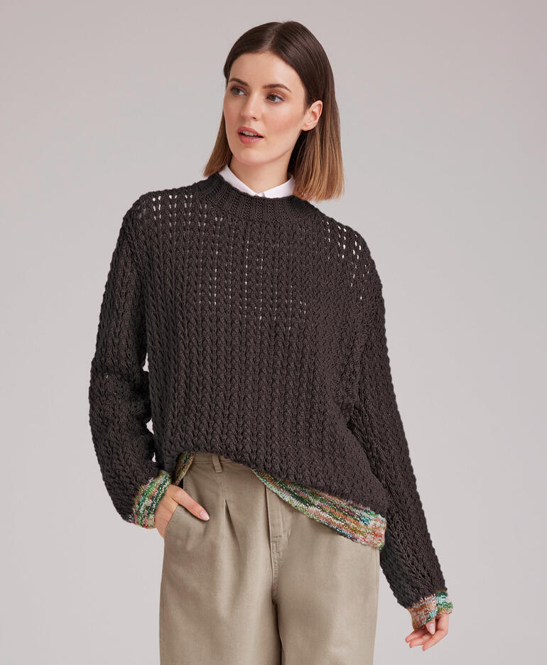 Dunkelgrüner Pullover mit lockeren Maschen aus Merinowolle.