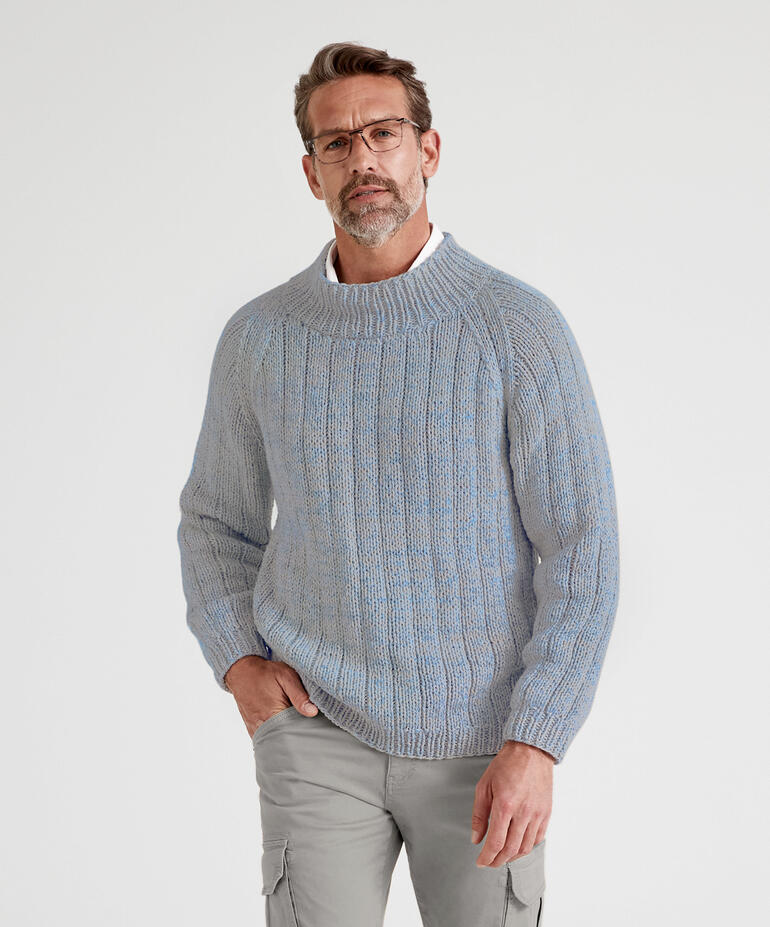 Hellblauer Pullover mit strukturierter Oberfläche und hohem Kragen.