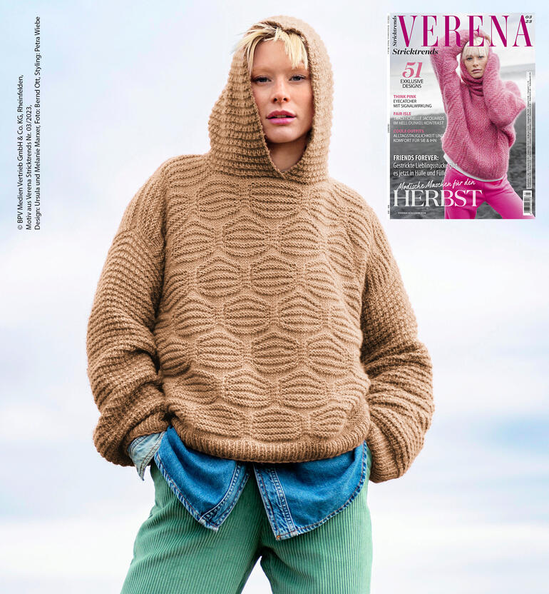 Beige Kapuzenpullover mit Strukturmustern gegen grauen Hintergrund.