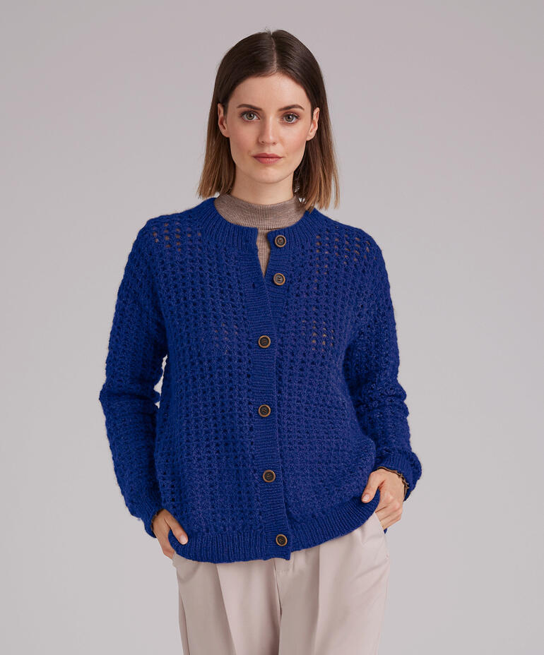 Blau gestrickte Jacke mit runden Knöpfen und weichem Halsausschnitt.