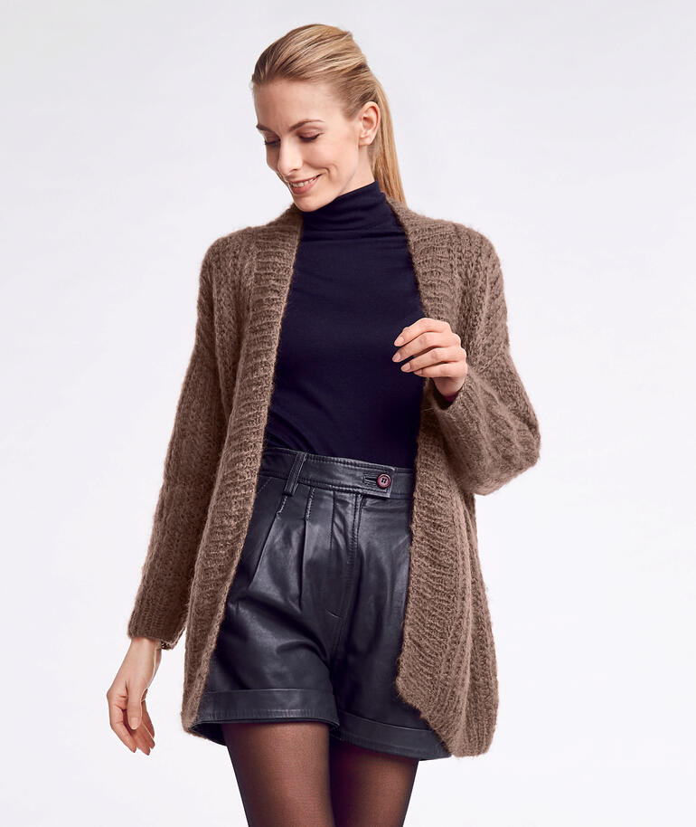 Braune Strickjacke mit offener Front und langen Ärmeln.