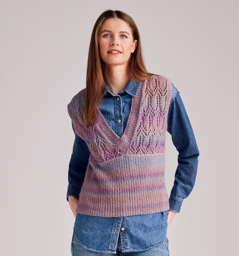 Rosa gemusterter Pullunder mit V-Ausschnitt.