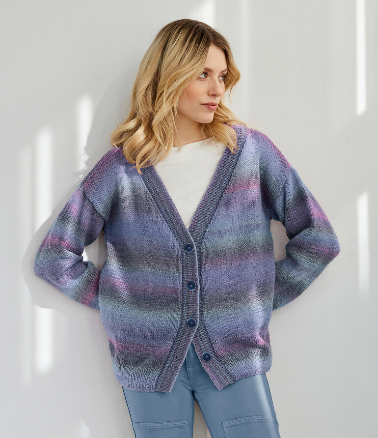 Bunt gemusterte Jacke mit runden Knöpfen und langen Ärmeln.