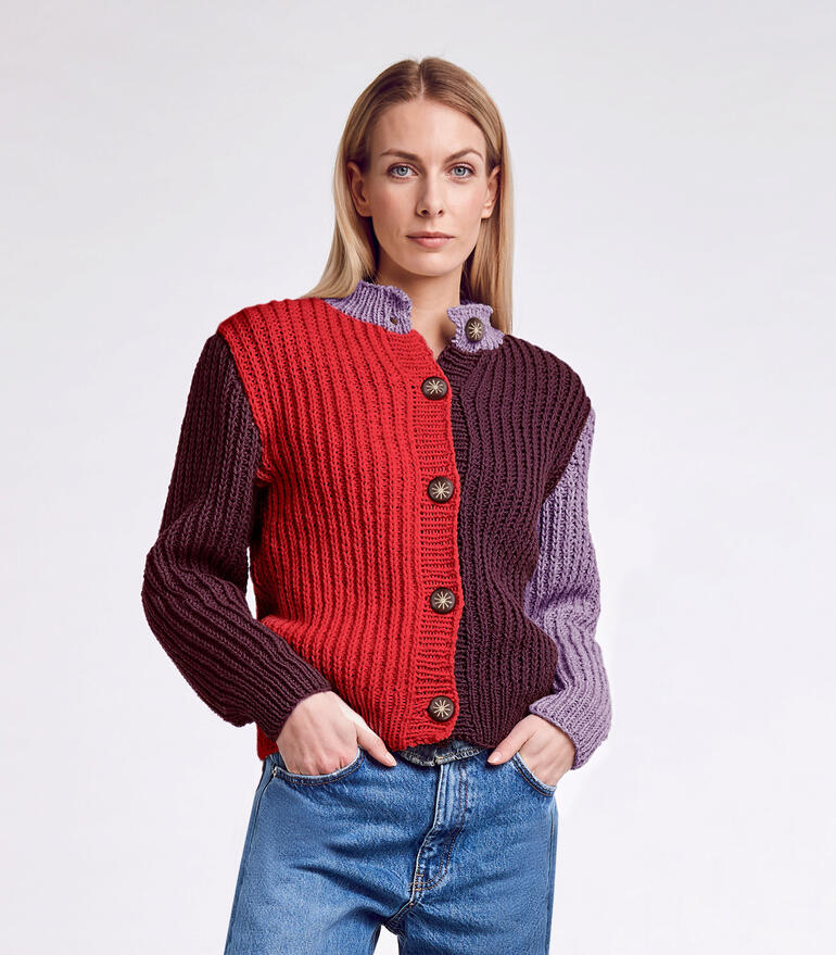 Farbenfrohe Jacke mit verschiedenen Farbtönen und Knöpfen.