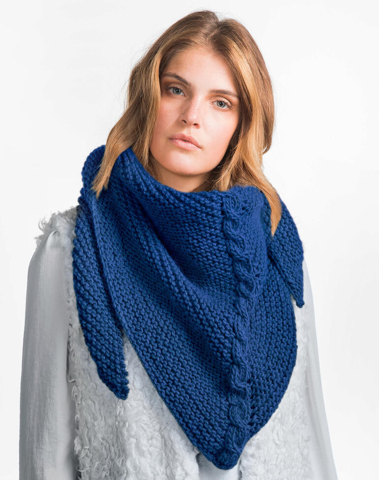 Blaues Dreiecktuch aus grob gestrickter Wolle.