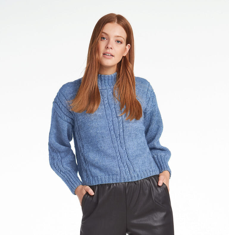 Blau gestrickter Pullover mit hohem Kragen und leichtem Muster.
