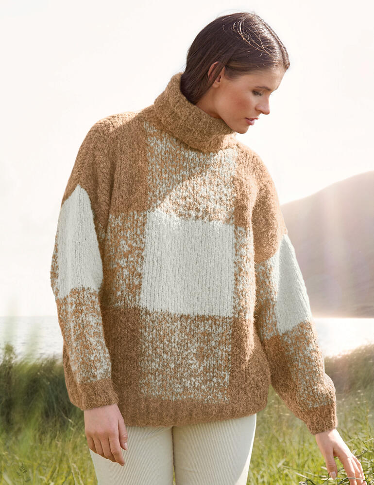 Brauner Pullover mit hohem Kragen und Maschenmuster.