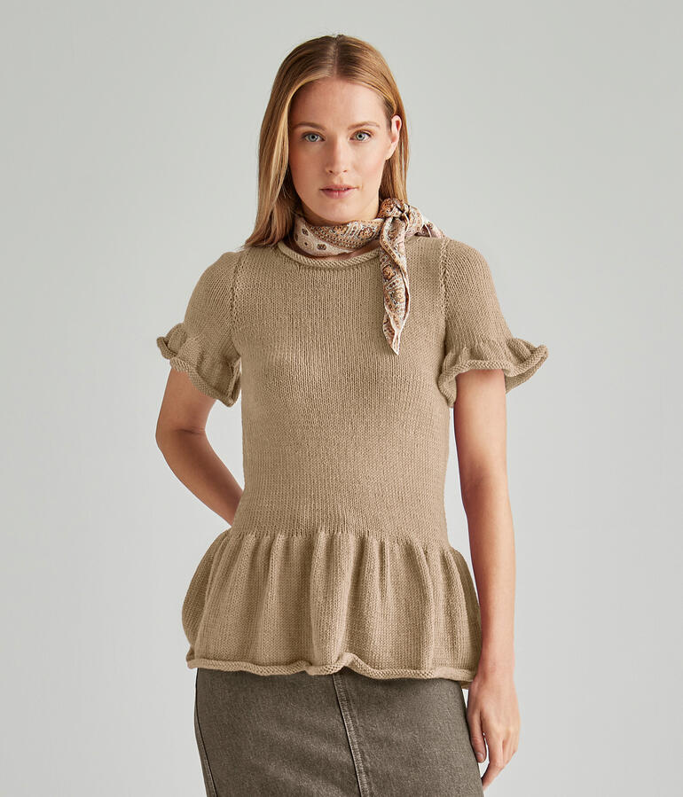 Beige Pullover mit Rüschendetails und kurzen Ärmeln.