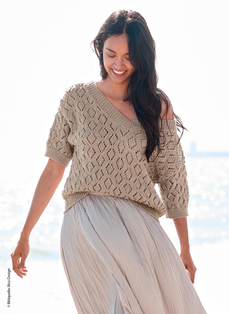 Frau in beigem Shirt aus Creative Silky Touch dk vor Strand.