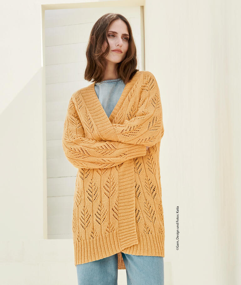 Frau in einer offenen, gelben Jacke aus Eunoia, posiert vor einem hellen Hintergrund.