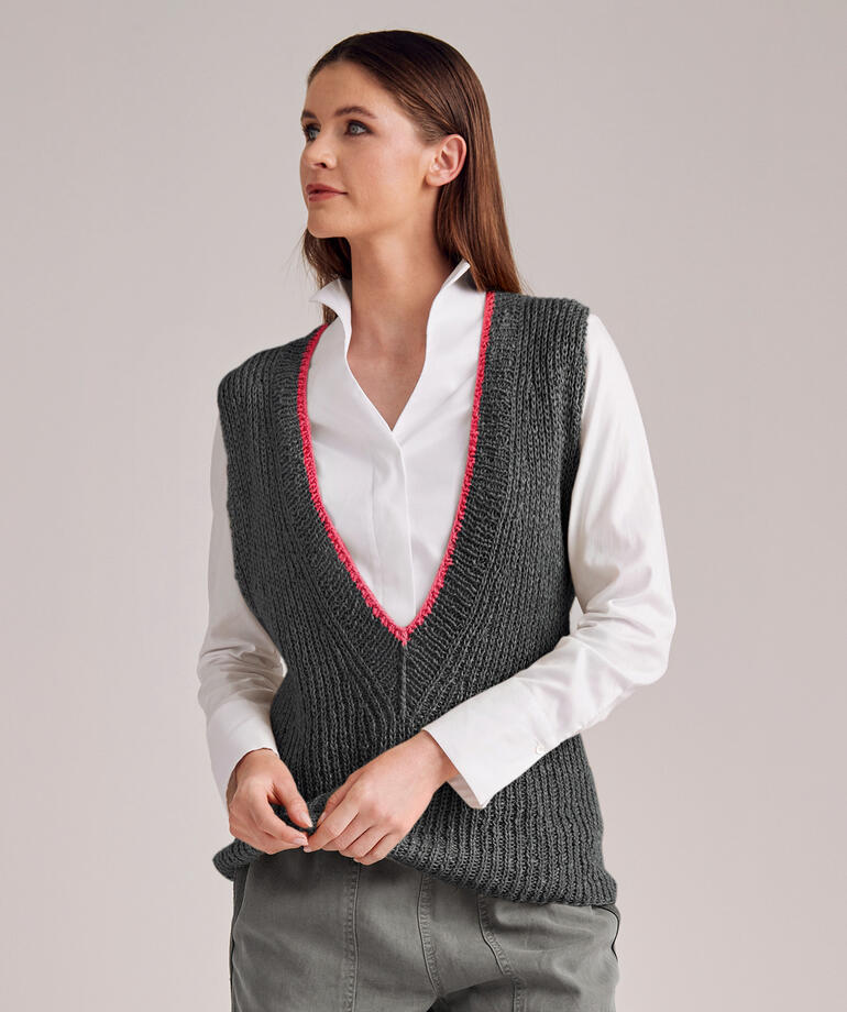 Frau in grauem Varese Pullunder mit pinker Umrandung