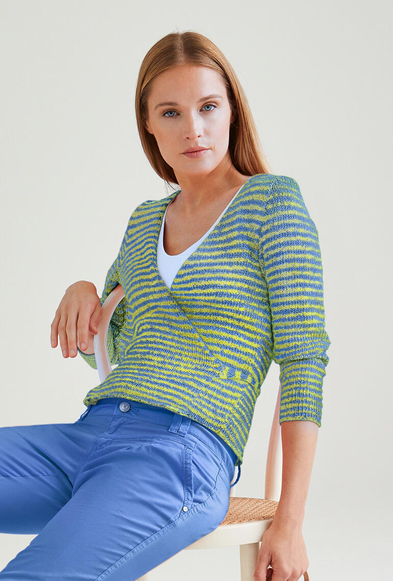 Frau in gestreifter Wickeljacke aus Contrato in grün und blau
