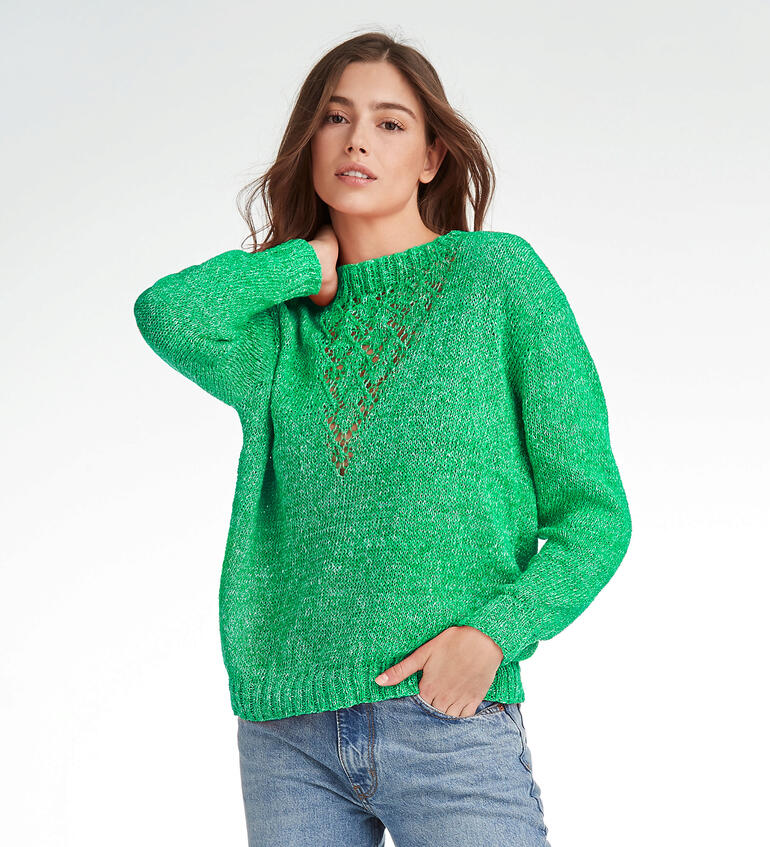 Frau in grünem Pullover aus Contrato mit Strukturmuster