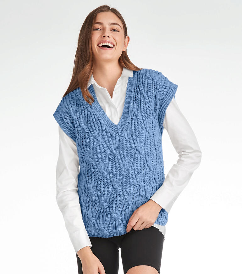 Frau in blauer Pullunder aus Recycle & Wool mit V-Ausschnitt