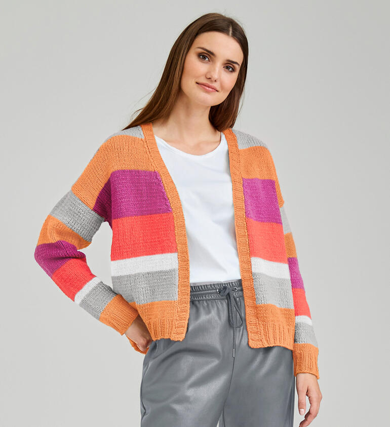 3-fädige Jacke aus Charme®, getragen von einer Frau mit neutralem Hintergrund.