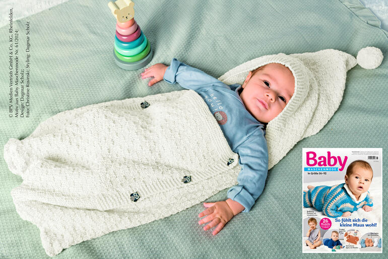 Schlafsack mit Kapuze aus Nuovo Merino 120, abgebildet um ein schlafendes Baby.