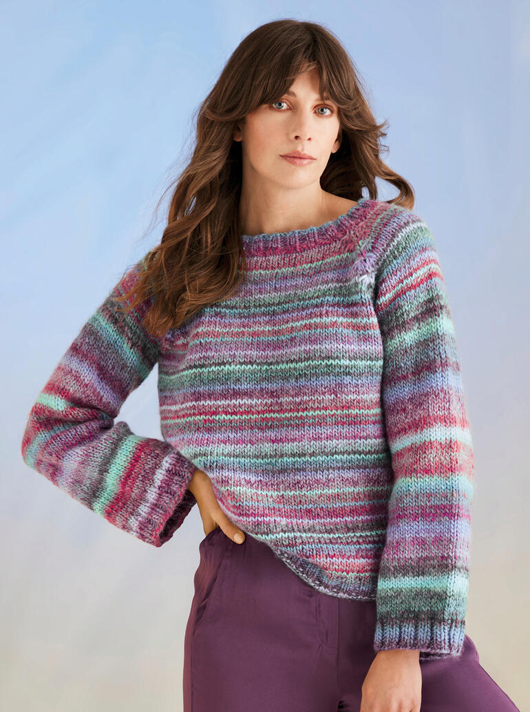Frau in farbenfrohem Pullover aus Pirouette XL von DMC