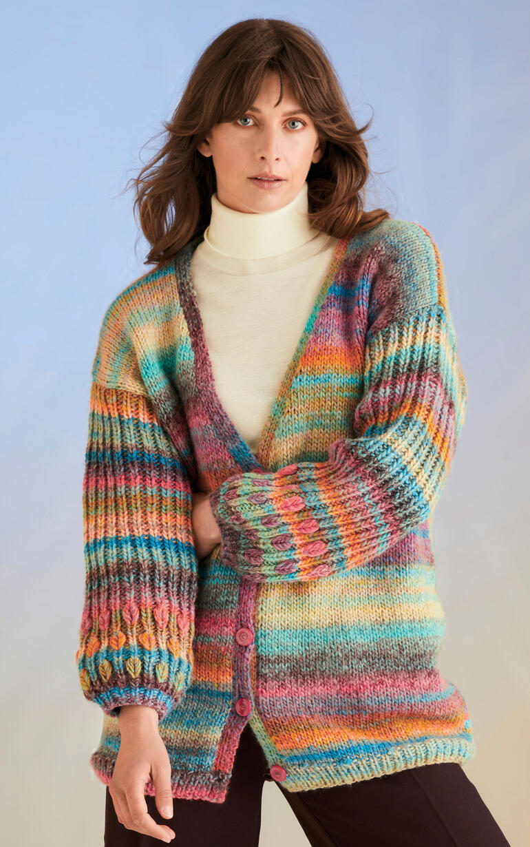 Frau in bunter Jacke aus Pirouette XL von DMC