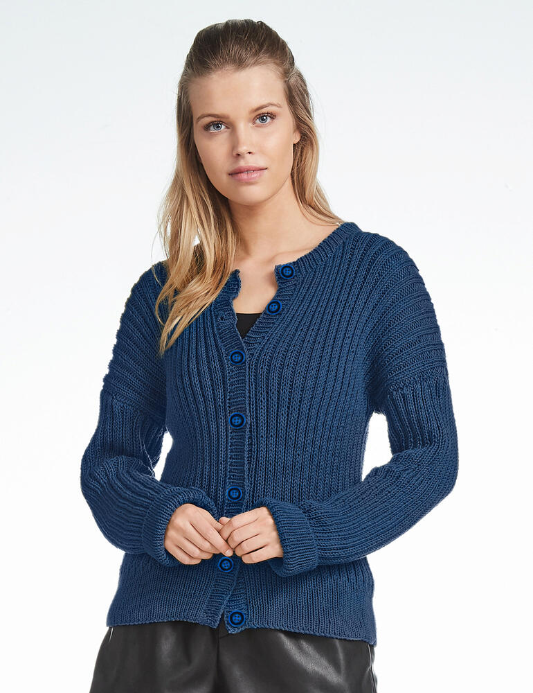Frau in blauer Jacke aus Cotone-Emozione von Junghans-Wolle