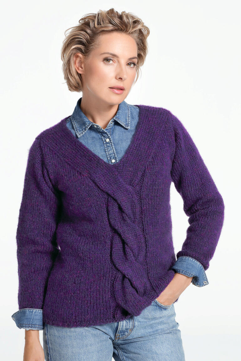 Frau in lila Pullover aus Frigga von Junghans-Wolle
