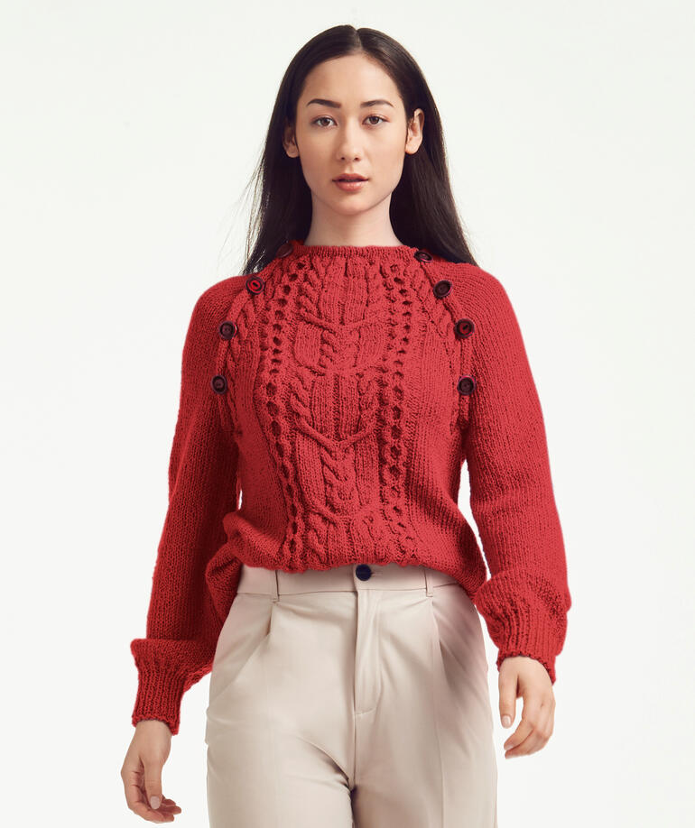 Frau in rotem Pullover aus Onda von Junghans-Wolle mit Knöpfen