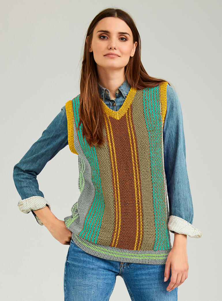 Bunter Pullunder mit V-Ausschnitt, gestreift in grün und braun.