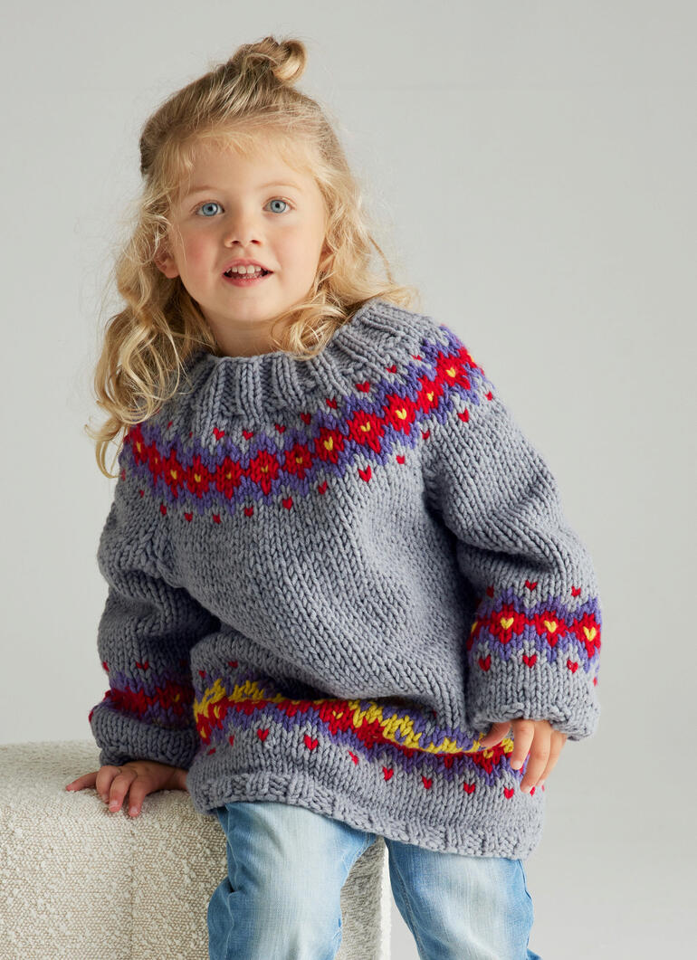 Grau gefärbter Rundpassenpulli mit buntem Muster für Kinder.