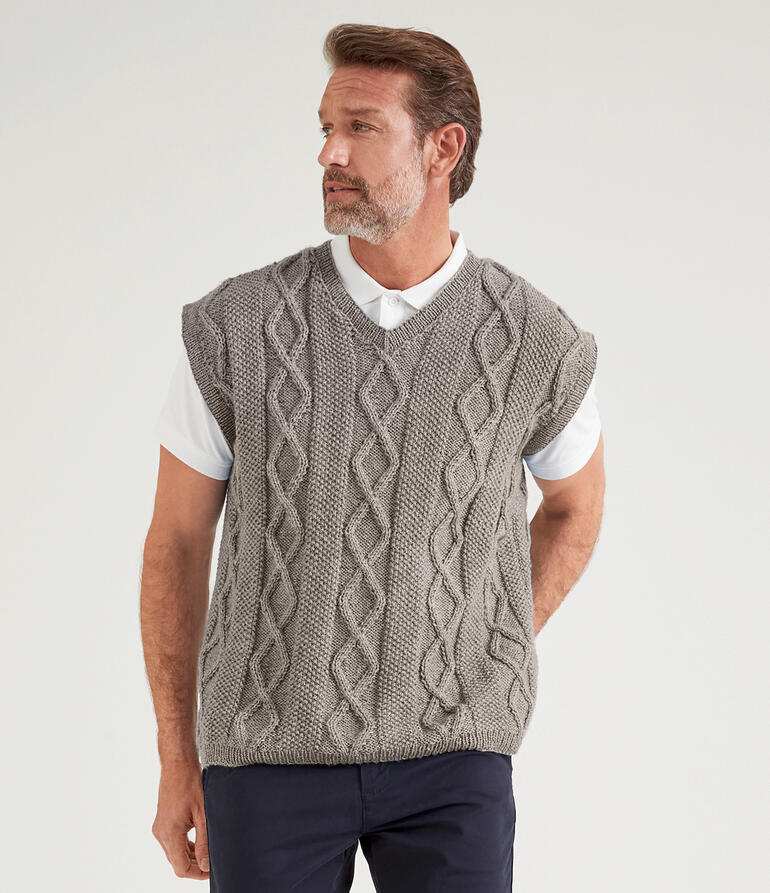 Herrenpullunder in grau mit Zopfmuster und V-Ausschnitt.