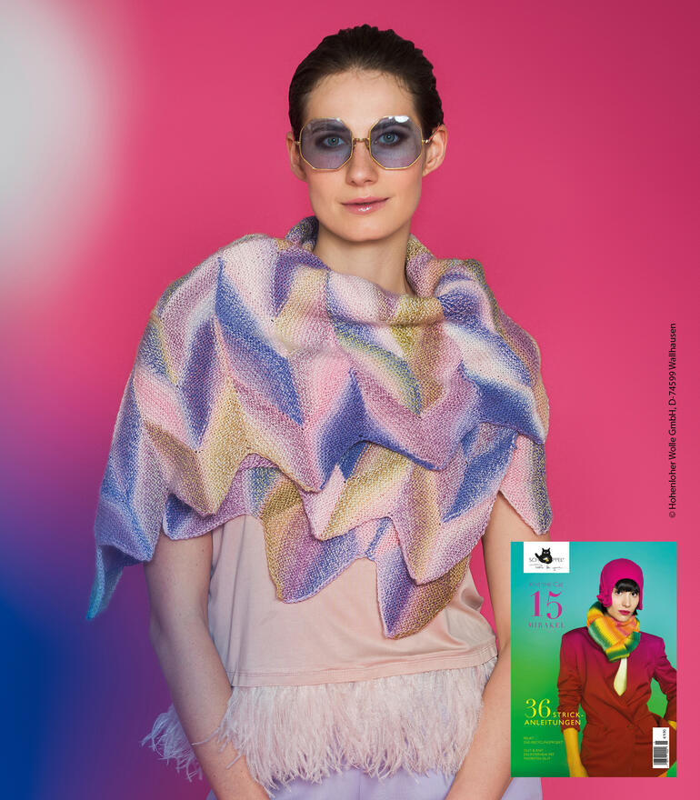 Farbenfroher Schal mit welligem Muster, getragen von einer Frau.