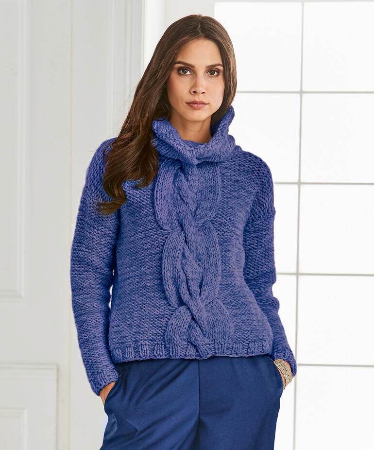 Blauer Rollkragenpullover mit Zopfmuster und fester Passform.