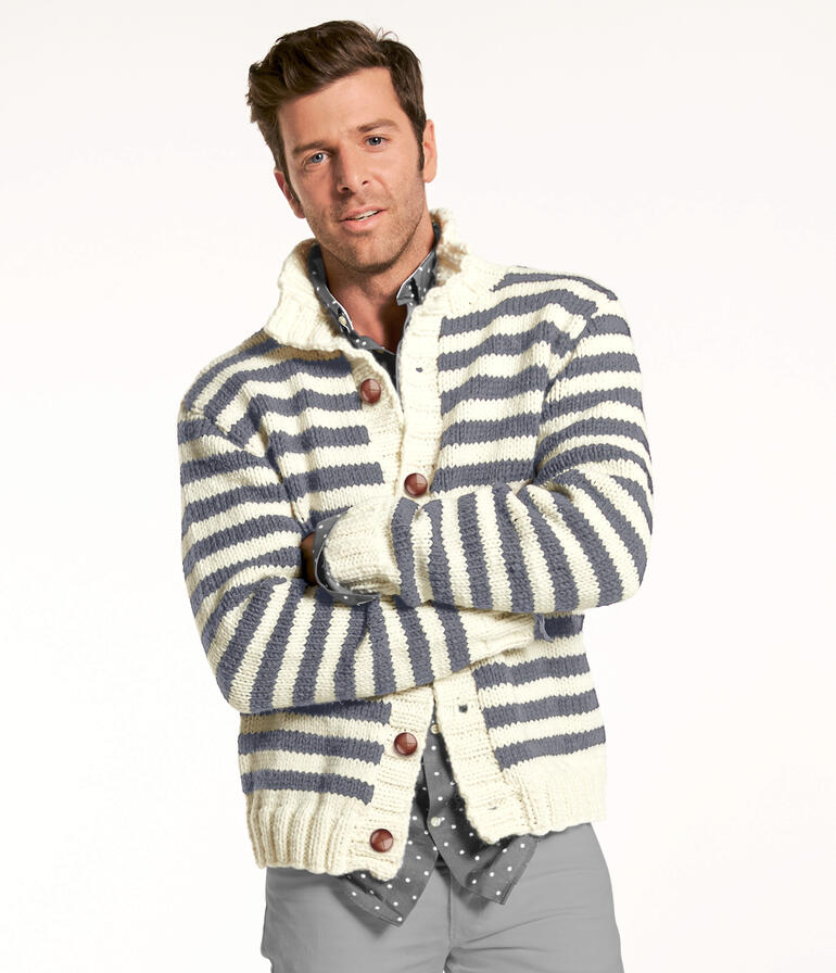 Gestreifte Herrenjacke mit großen Knöpfen und Stehkragen.